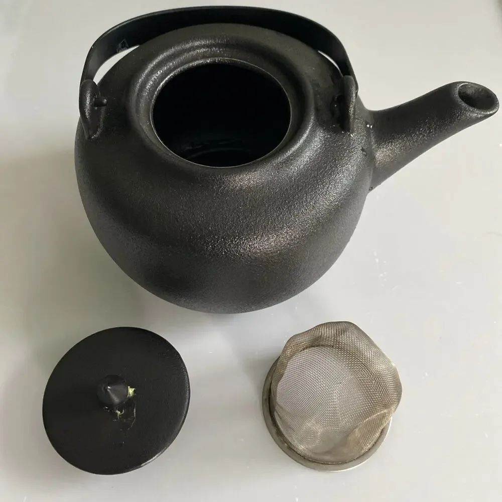 Small Cast Iron Tea Pot. Pre-owned. Never Used. Boston Warehouse. 32 Oz.